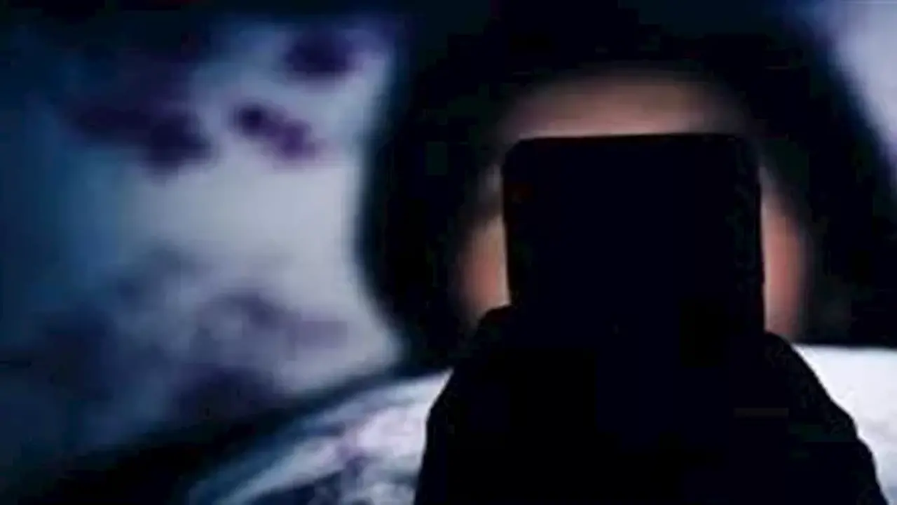 خطر داهم.. تأثيرات صادمة تسببها شاشات الهواتف على كفاءة الدماغ أثناء النوم